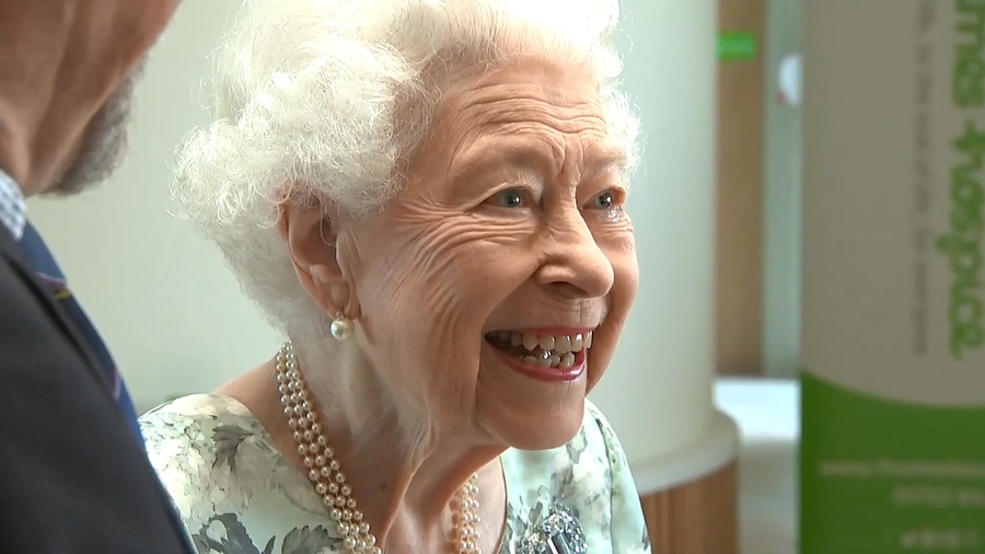 Queen is All Smiles as She Opens Hospice, Maidenhead (1080p).mp4_20220716_002936.050.jpg
