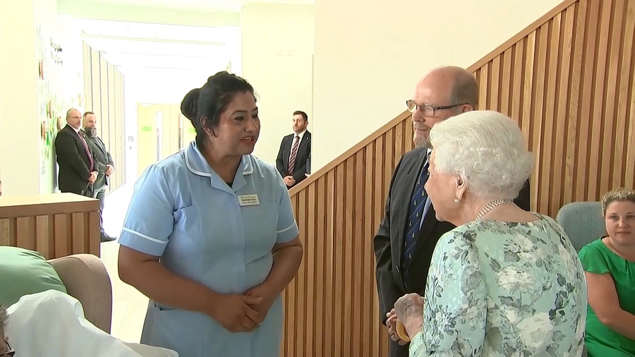 Queen is All Smiles as She Opens Hospice, Maidenhead (1080p).mp4_20220716_002958.951.jpg