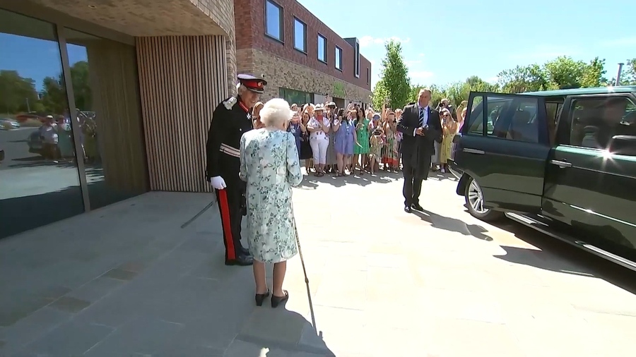 Queen is All Smiles as She Opens Hospice, Maidenhead (1080p).mp4_20220716_003116.388.jpg