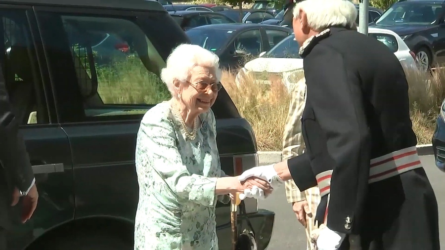 Queen is All Smiles as She Opens Hospice, Maidenhead (1080p).mp4_20220716_002911.519.jpg