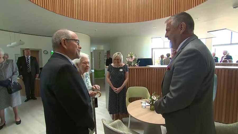Queen is All Smiles as She Opens Hospice, Maidenhead (1080p).mp4_20220716_002928.821.jpg