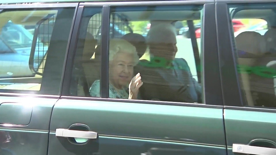 Queen is All Smiles as She Opens Hospice, Maidenhead (1080p).mp4_20220716_003131.405.jpg
