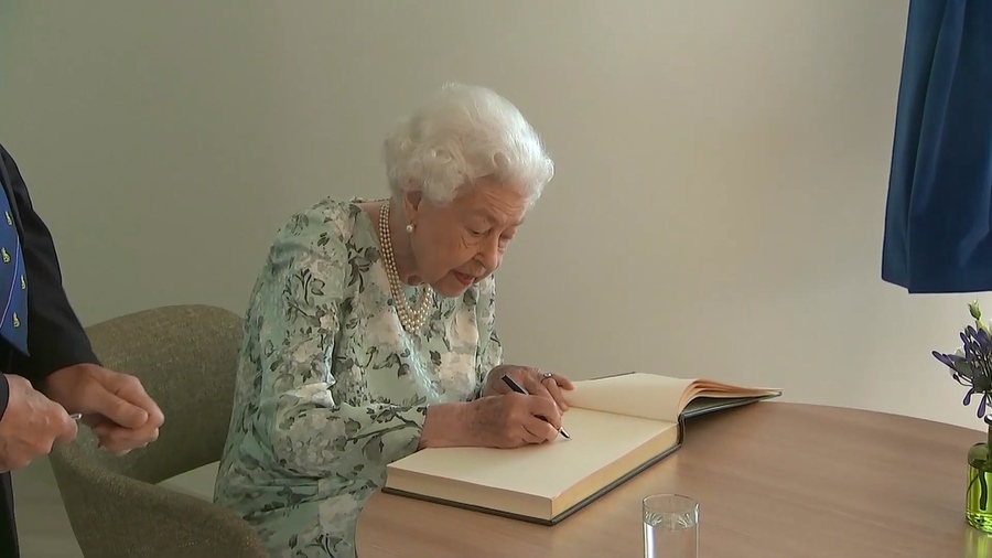 Queen is All Smiles as She Opens Hospice, Maidenhead (1080p).mp4_20220716_003057.877.jpg