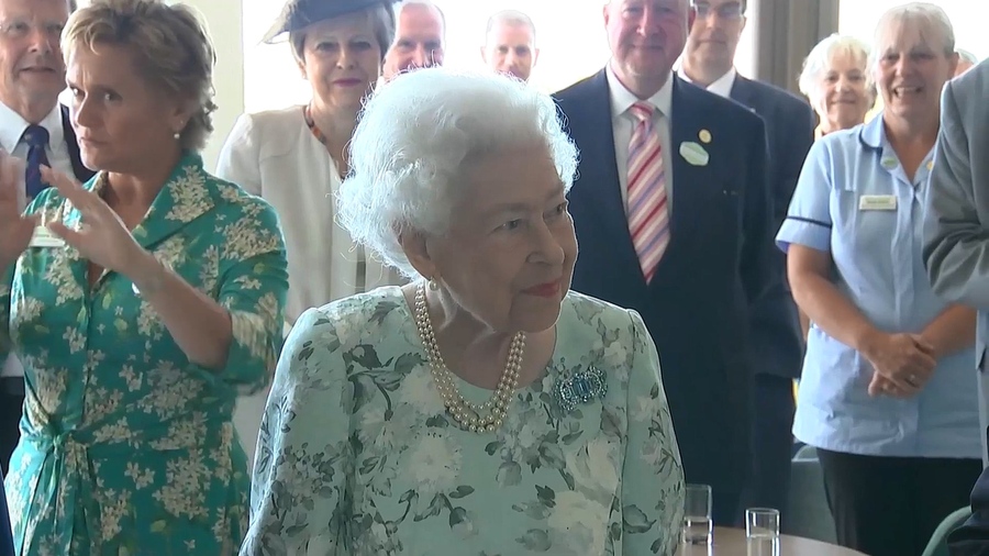 Queen is All Smiles as She Opens Hospice, Maidenhead (1080p).mp4_20220716_003043.719.jpg