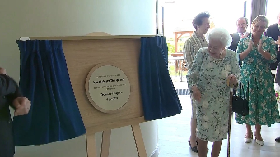 Queen is All Smiles as She Opens Hospice, Maidenhead (1080p).mp4_20220716_003025.429.jpg