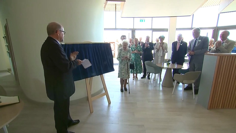 Queen is All Smiles as She Opens Hospice, Maidenhead (1080p).mp4_20220716_003012.404.jpg