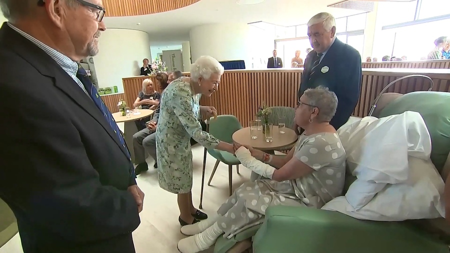 Queen is All Smiles as She Opens Hospice, Maidenhead (1080p).mp4_20220716_002946.348.jpg