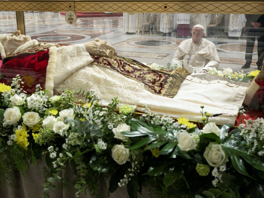 sensitive-material-pope-francis-celebrates-mass-mark-60th-anniversary-second-vatican-council.jpg