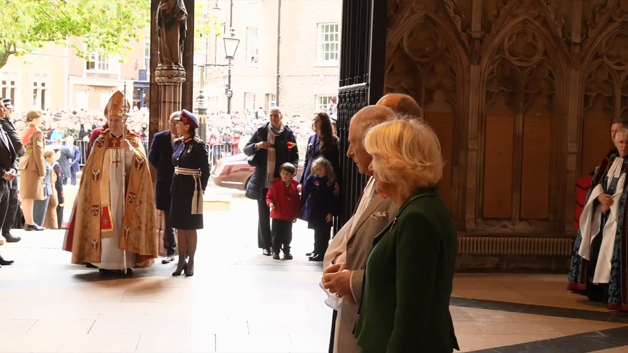 King Charles Unveils New Statue of the Queen at York Minster (1080p).mp4_20221110_194429.951.jpg