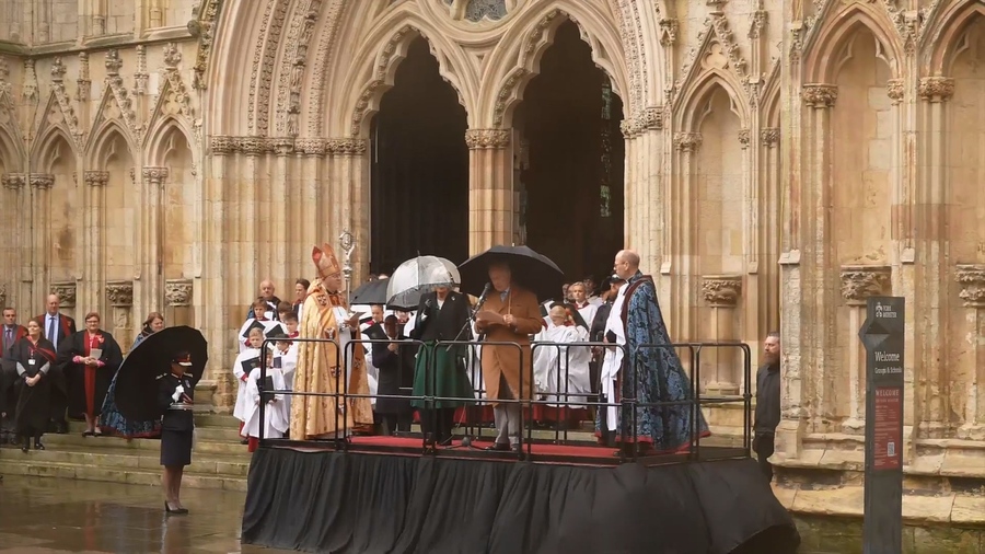 King Charles Unveils New Statue of the Queen at York Minster (1080p).mp4_20221110_194629.963.jpg