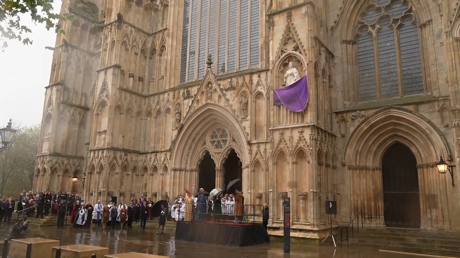 King Charles Unveils New Statue of the Queen at York Minster (1080p).mp4_20221110_194639.797.jpg
