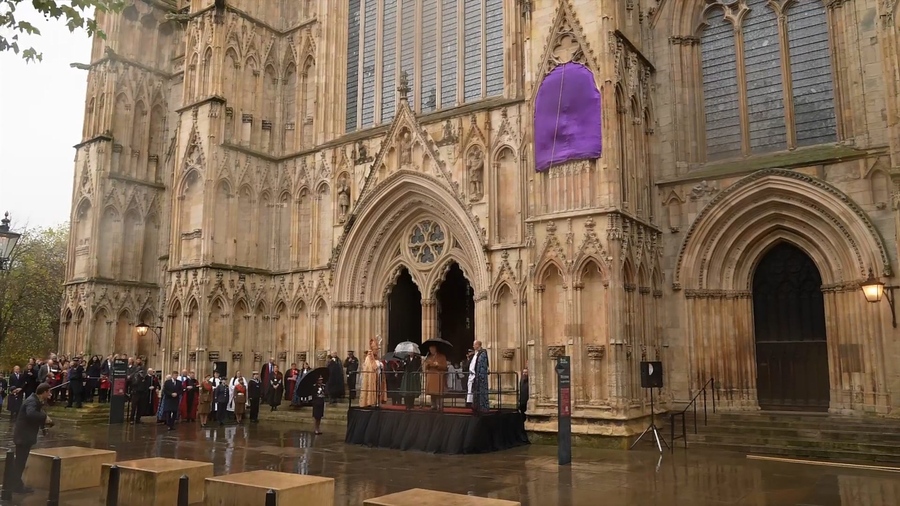 King Charles Unveils New Statue of the Queen at York Minster (1080p).mp4_20221110_194621.229.jpg