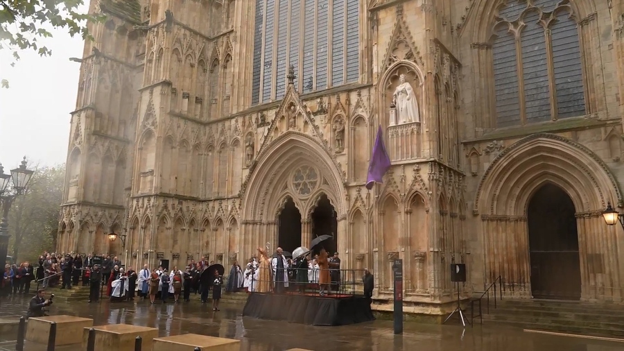King Charles Unveils New Statue of the Queen at York Minster (1080p).mp4_20221110_194647.748.jpg