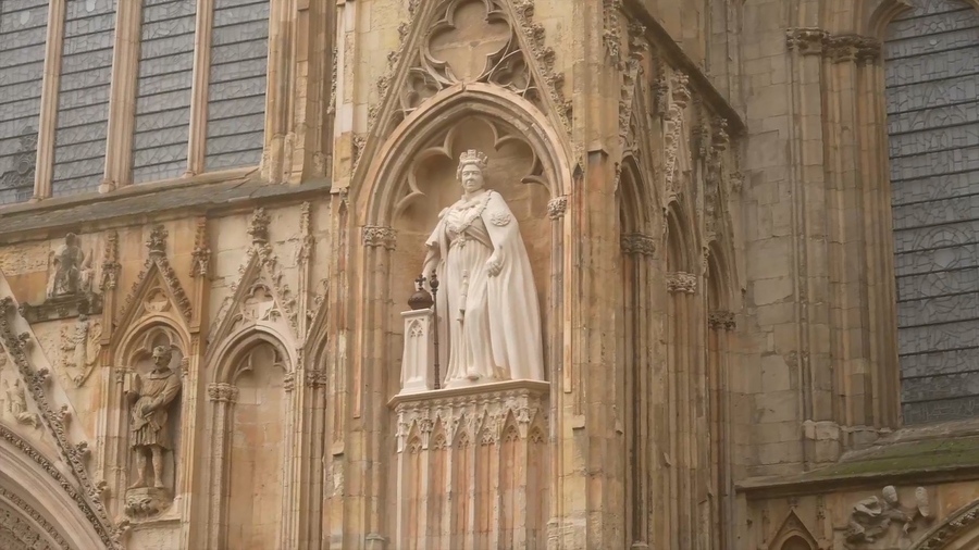 King Charles Unveils New Statue of the Queen at York Minster (1080p).mp4_20221110_194651.084.jpg