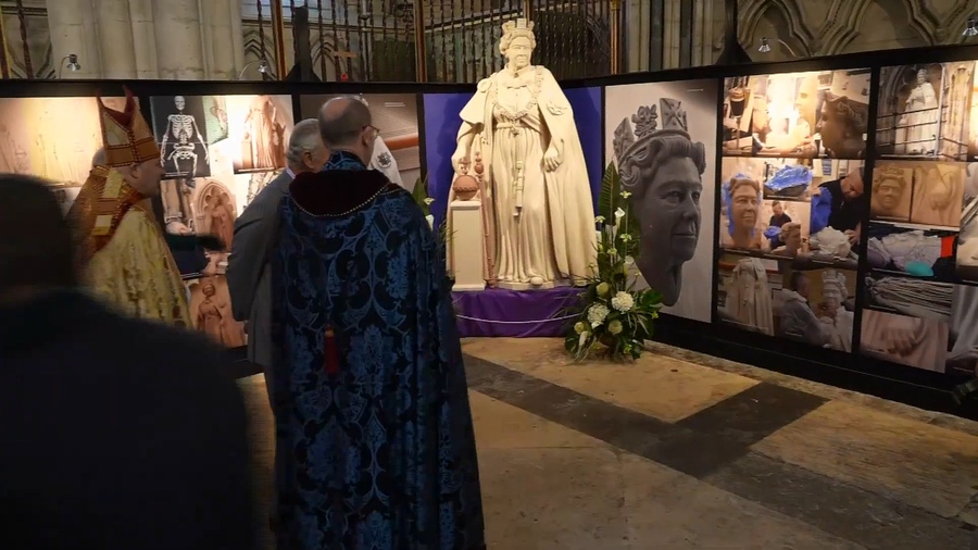 King Charles Unveils New Statue of the Queen at York Minster (1080p).mp4_20221110_194533.433.jpg