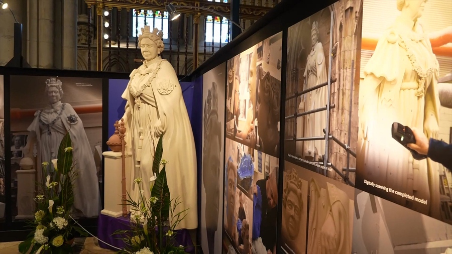 King Charles Unveils New Statue of the Queen at York Minster (1080p).mp4_20221110_194556.835.jpg