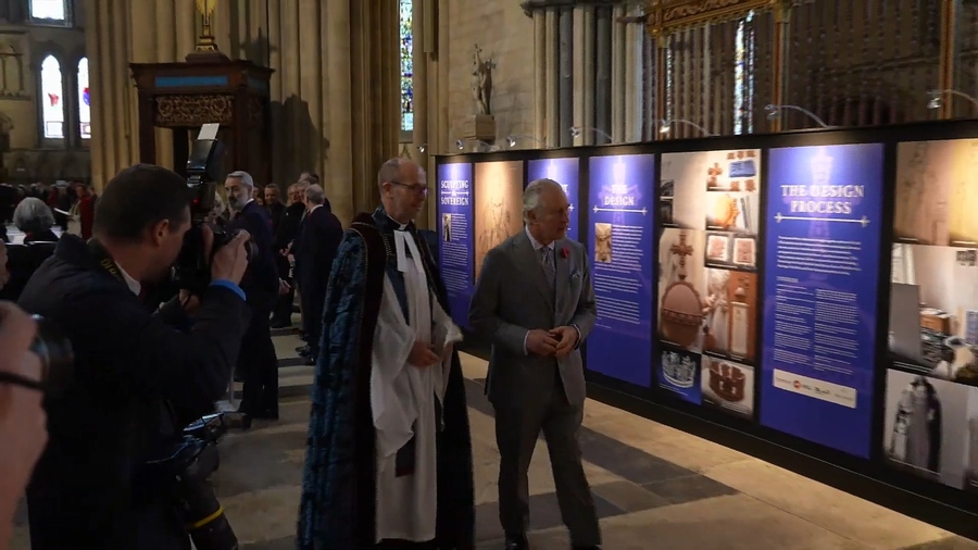 King Charles Unveils New Statue of the Queen at York Minster (1080p).mp4_20221110_194521.309.jpg