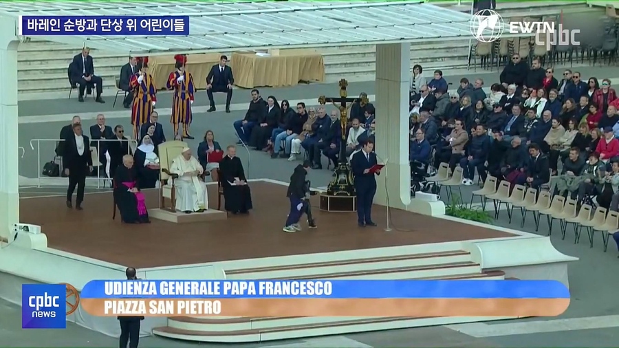 일반알현中 단상에 오른 어린이들, 교황 여기 같이 앉자 (1080p).mp4_20221111_195354.641.jpg