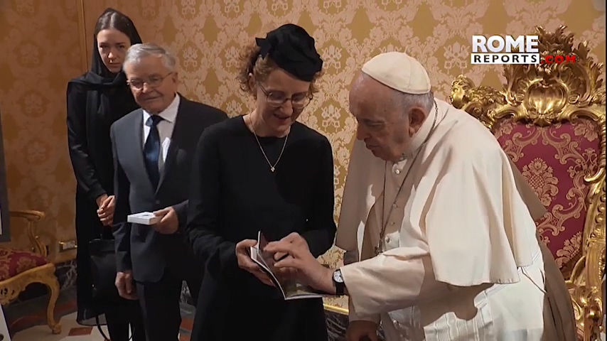 Pope Francis donates his personal watch to a charity auction (480p).mp4_20221203_202354.603.jpg