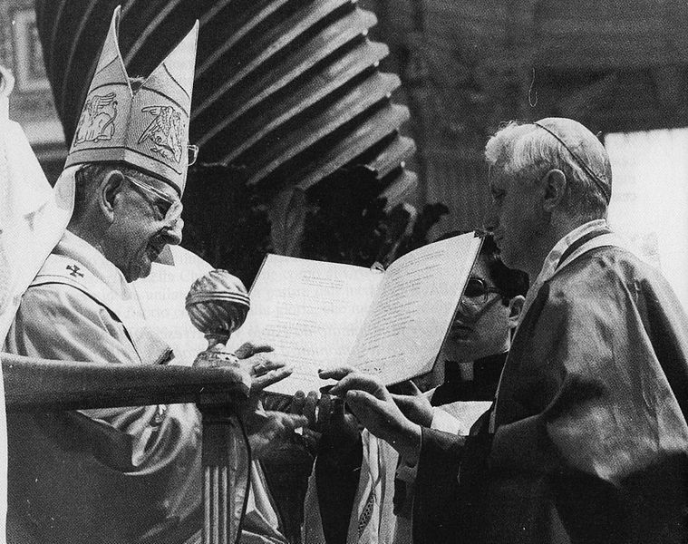 Papa_Paolo_VI_consegna_l',anello_cardinalizio_a_Joseph_Ratzinger.jpg