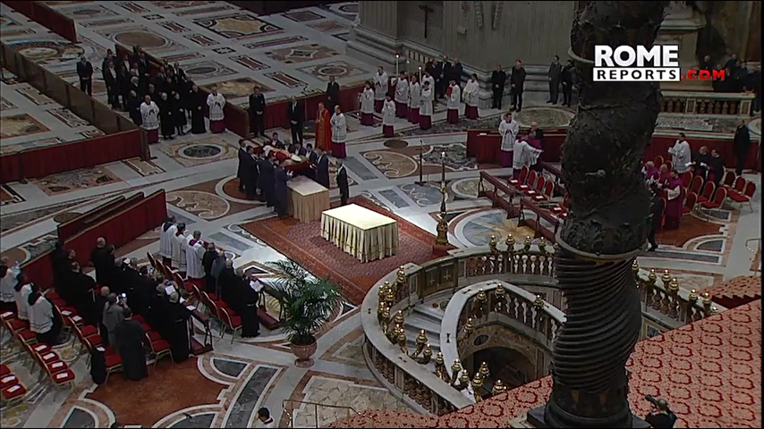 Pope emeritus Benedict XVI',s body moved to St. Peter',s Basilica (480p).mp4_20230102_201134.980.jpg