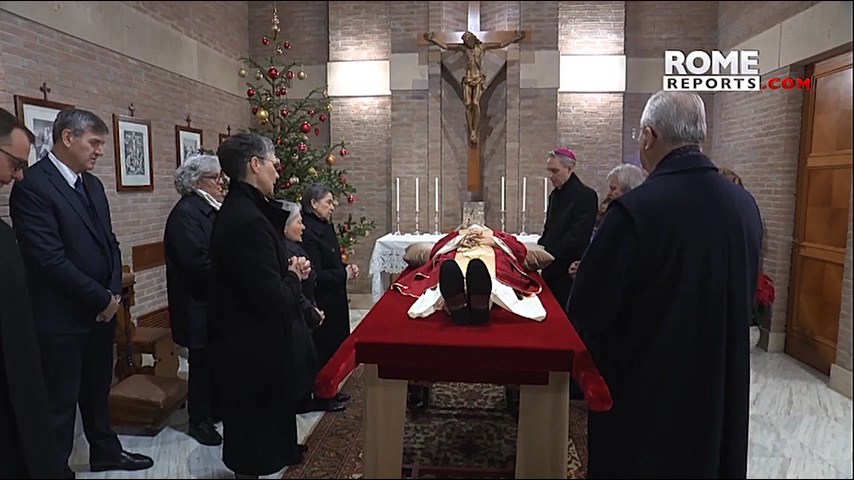 Pope emeritus Benedict XVI',s body moved to St. Peter&#039,s Basilica (480p).mp4_20230102_200857.753.jpg