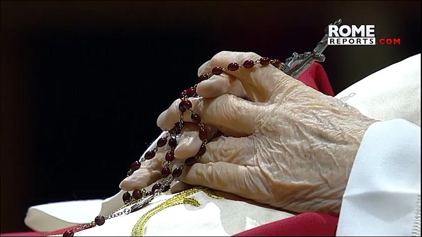 Pope emeritus Benedict XVI',s body moved to St. Peter',s Basilica (480p).mp4_20230102_201223.339.jpg