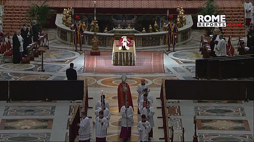 Pope emeritus Benedict XVI',s body moved to St. Peter',s Basilica (480p).mp4_20230102_201236.803.jpg