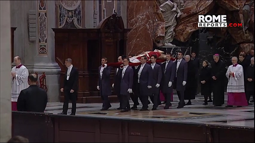 Pope emeritus Benedict XVI',s body moved to St. Peter',s Basilica (480p).mp4_20230102_201057.932.jpg