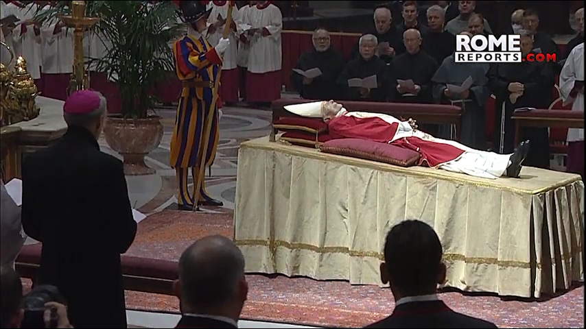 Pope emeritus Benedict XVI',s body moved to St. Peter',s Basilica (480p).mp4_20230102_201157.917.jpg