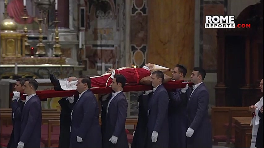 Pope emeritus Benedict XVI',s body moved to St. Peter',s Basilica (480p).mp4_20230102_201108.562.jpg