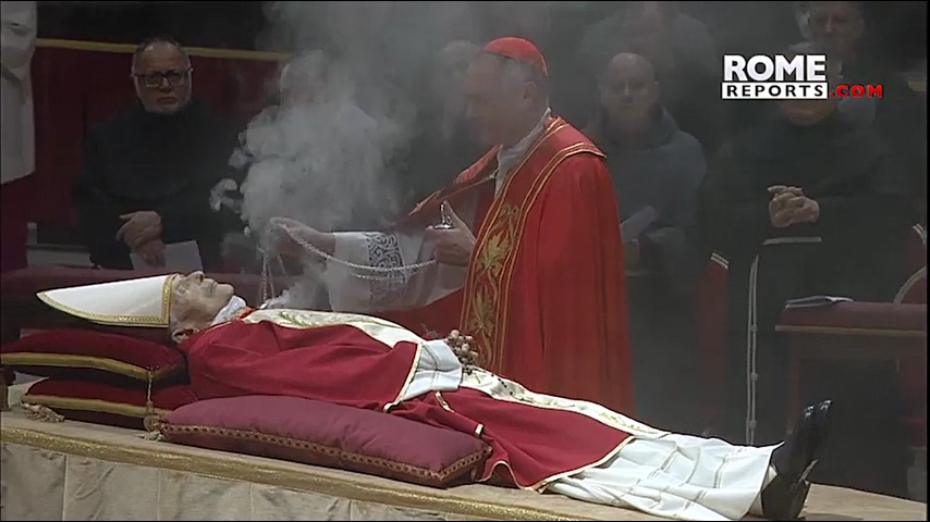 Pope emeritus Benedict XVI',s body moved to St. Peter',s Basilica (480p).mp4_20230102_201209.497.jpg