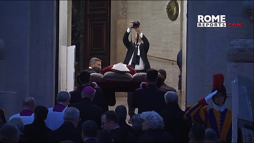 Pope emeritus Benedict XVI',s body moved to St. Peter',s Basilica (480p).mp4_20230102_201020.053.jpg
