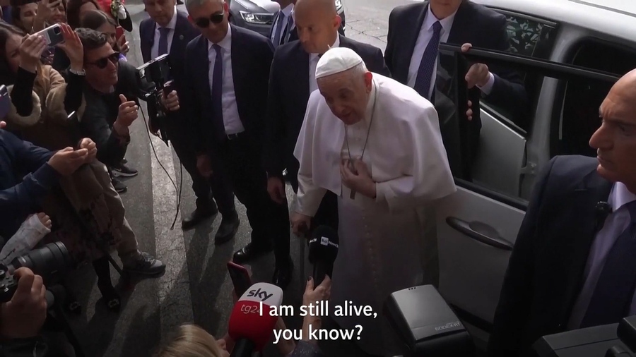 Pope Francis jokes ',I',m still alive', moments after leaving hospital (1080p).mp4_20230402_003847.083.jpg