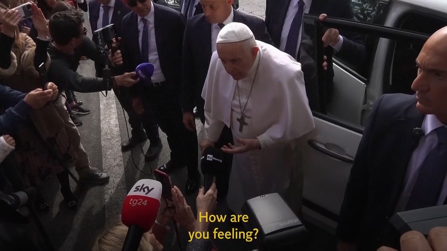 Pope Francis jokes ',I',m still alive', moments after leaving hospital (1080p).mp4_20230402_003843.637.jpg
