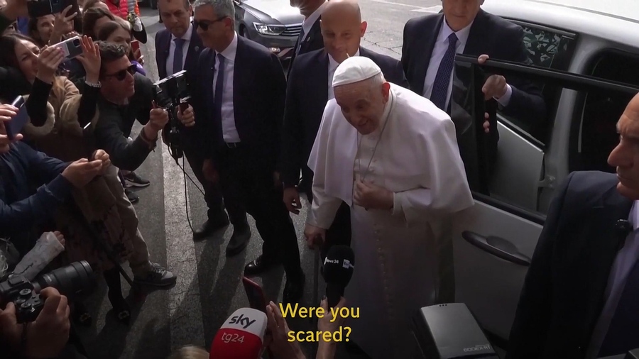 Pope Francis jokes ',I',m still alive', moments after leaving hospital (1080p).mp4_20230402_003849.369.jpg