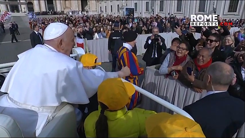 Pope Francis stops #Popemobile to bless couple celebrating 50 years of marriage (480p).mp4_20230422_222204.368.jpg