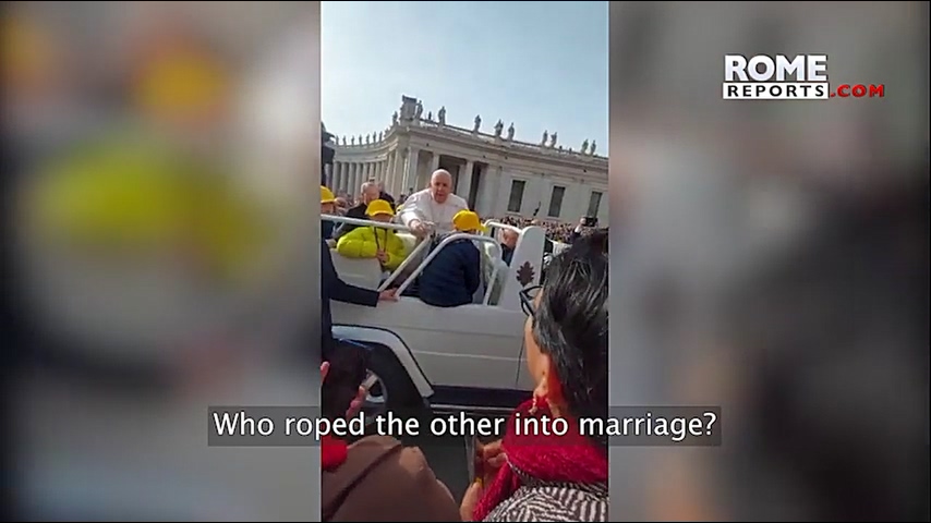 Pope Francis stops #Popemobile to bless couple celebrating 50 years of marriage (480p).mp4_20230422_222305.539.jpg