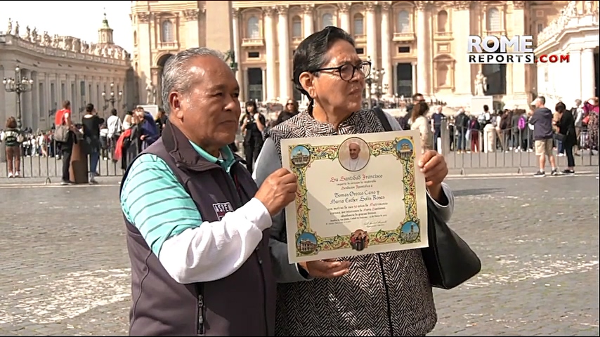Pope Francis stops #Popemobile to bless couple celebrating 50 years of marriage (480p).mp4_20230422_222217.254.jpg