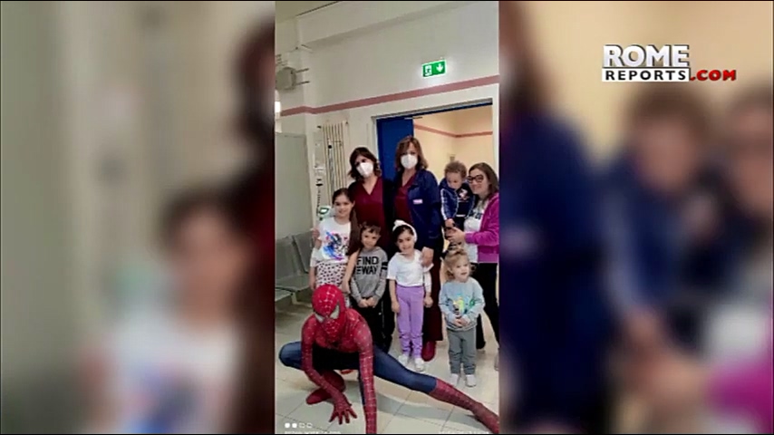 Spiderman visits Pope Francis again this time it',s a 19 year old (480p).mp4_20230515_001002.596.jpg