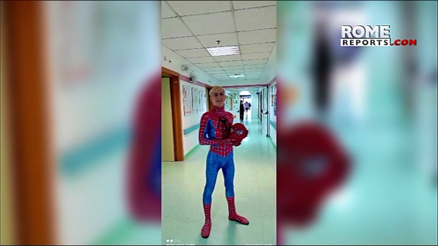 Spiderman visits Pope Francis again this time it',s a 19 year old (480p).mp4_20230515_000903.938.jpg