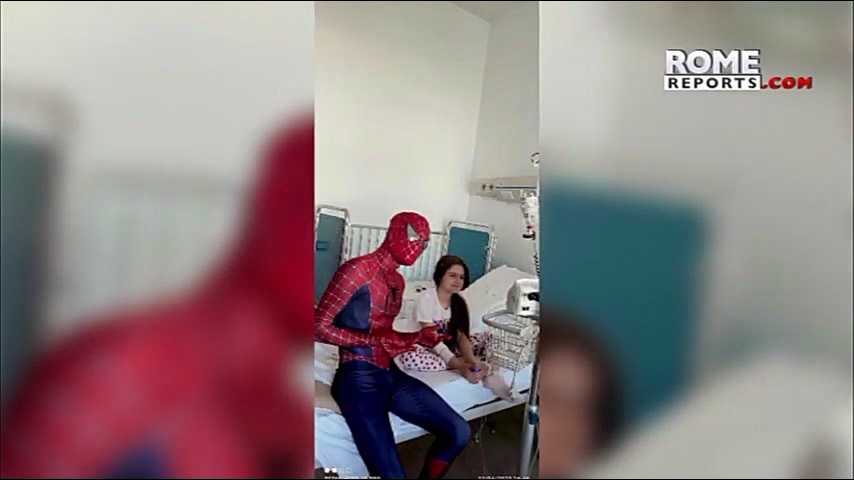 Spiderman visits Pope Francis again this time it',s a 19 year old (480p).mp4_20230515_000918.056.jpg