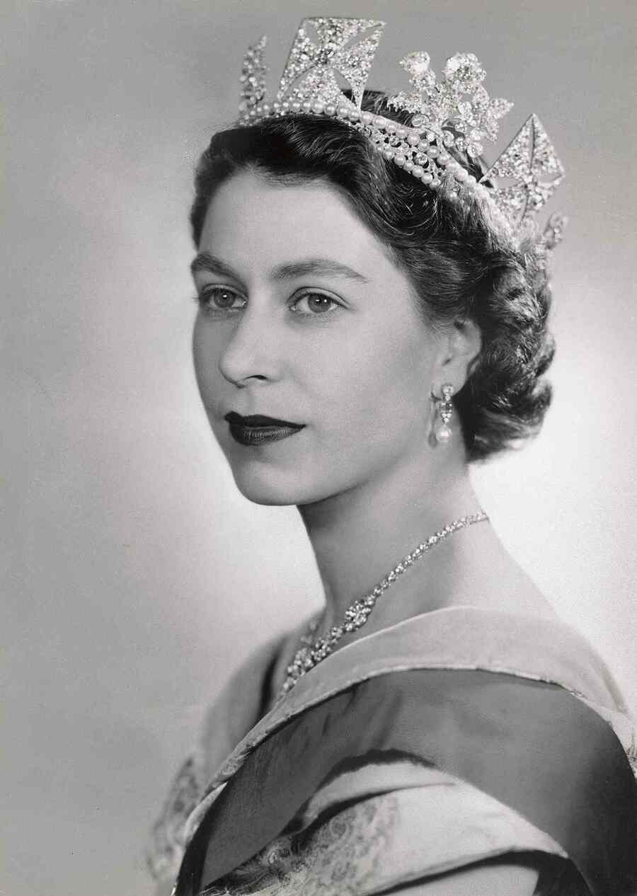 queen-elizabeth-Diamond-Diadem-Nizam-of-Hyderabad-necklace-1.jpg