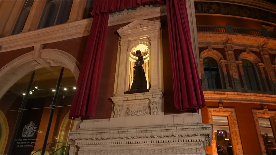 New Statue of Queen Elizabeth II and Prince Phillip at Royal Albert Hall Unveiled by King and Queen (1080p).mp4_20240121_23.jpg