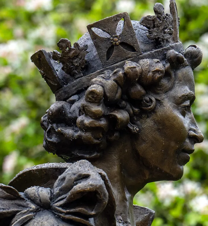 royal-news-roundup-queen-elizabeth-new-statue.webp