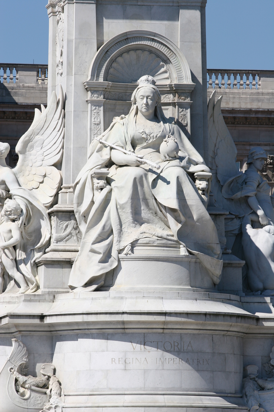 Queen_Victoria_statue,_Victoria_Memorial,_London.jpg